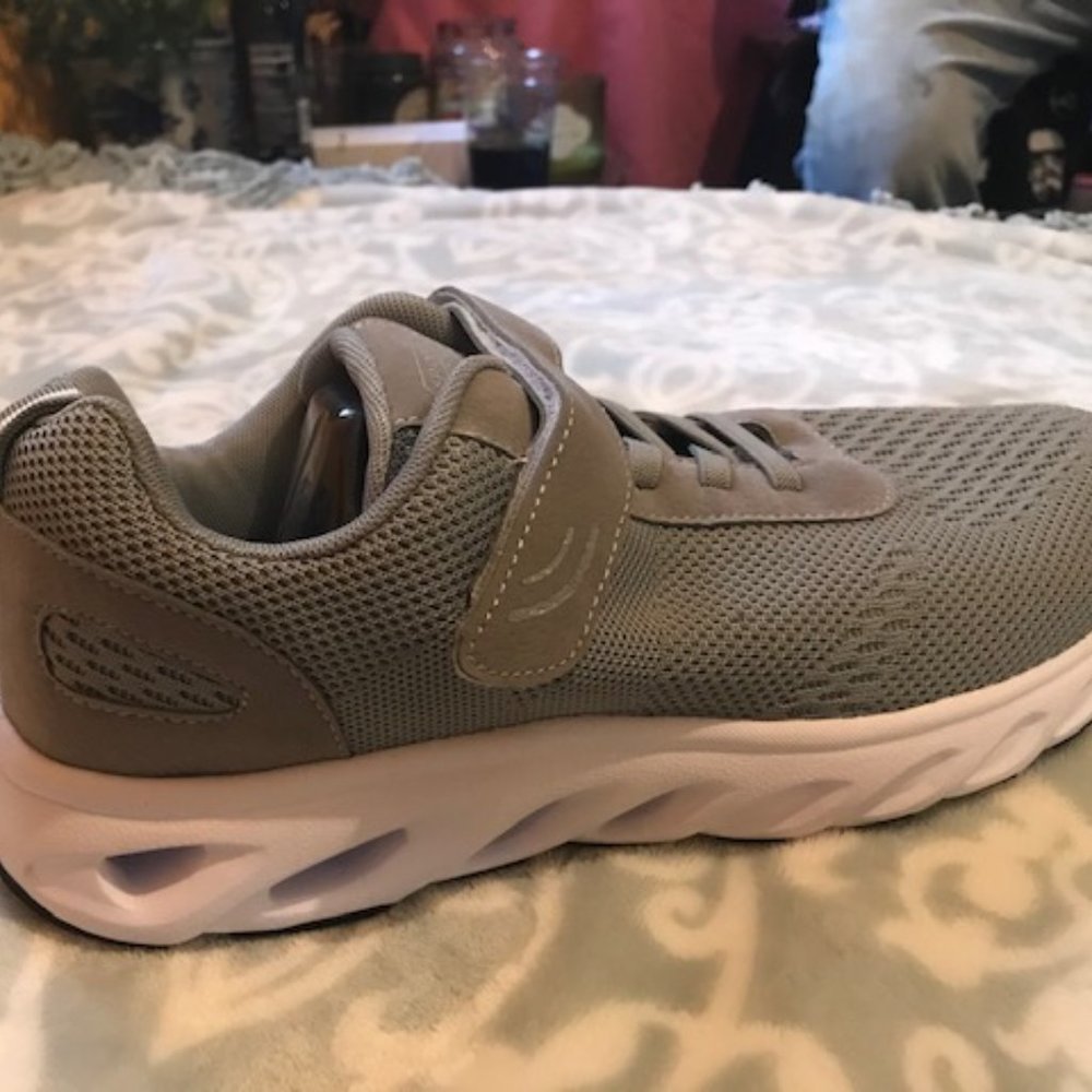 New Men’s Sneakers - Picture 2 of 8